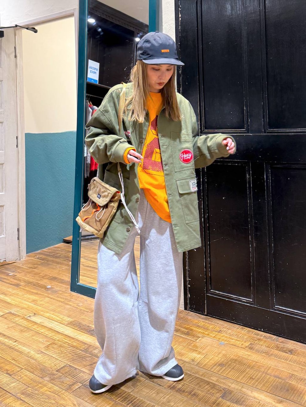 グレー系のスウェットパンツ、ブラック系のキャップを着用したレディースの冬コーディネートの2枚目の写真