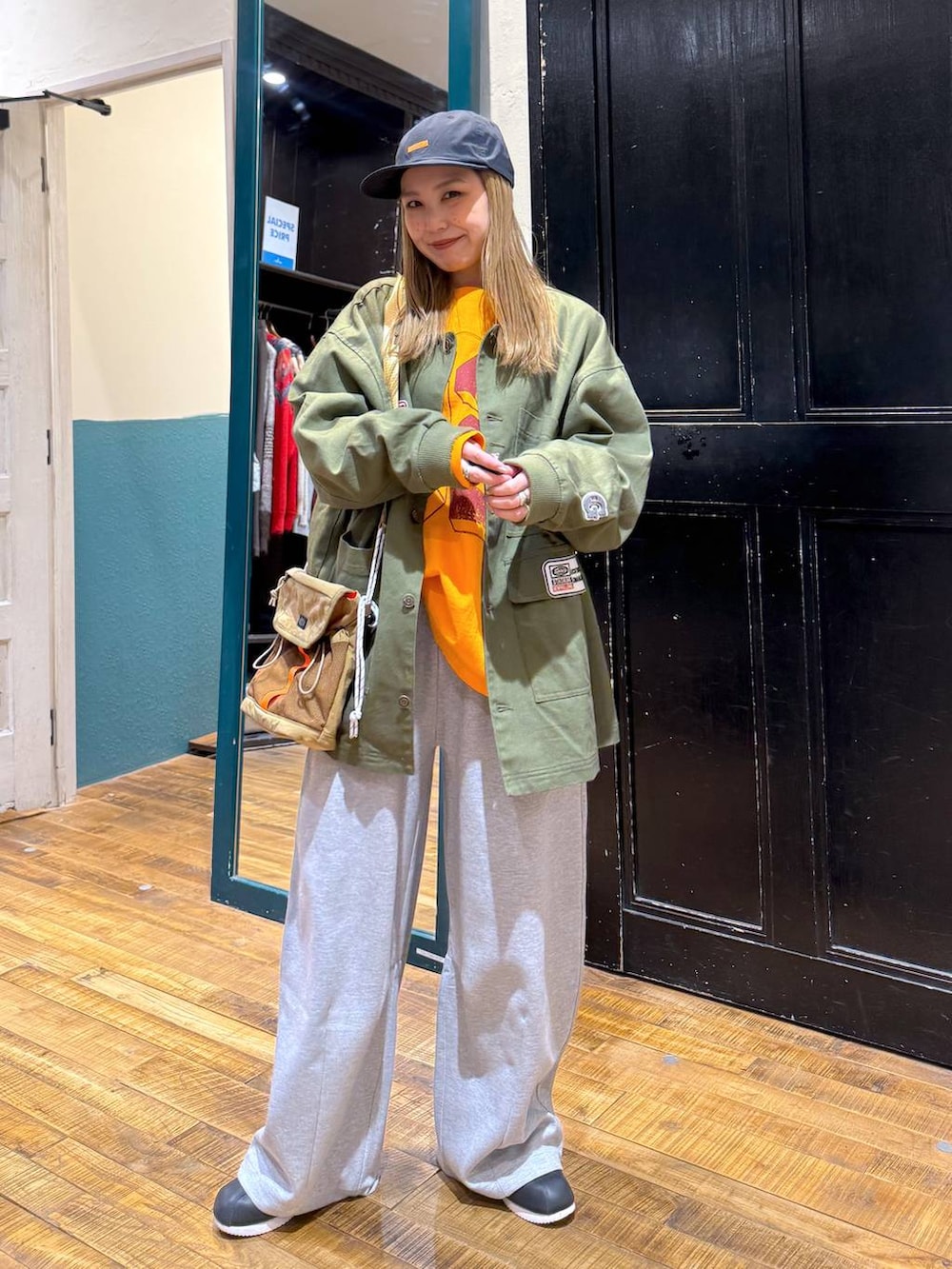 グレー系のスウェットパンツ、ブラック系のキャップを着用したレディースの冬コーディネートの3枚目の写真