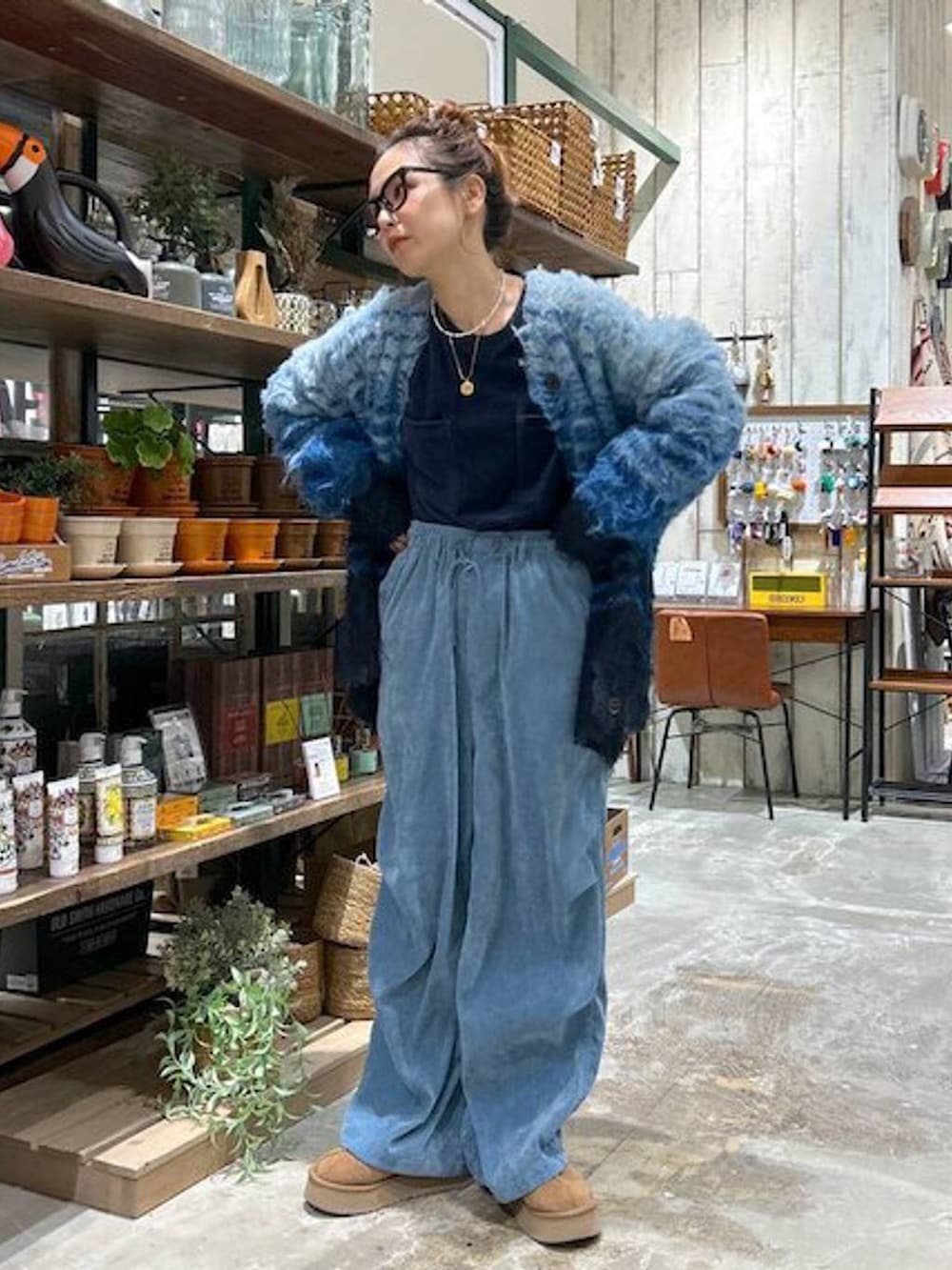 ブルー系のその他パンツ、ブルー系のその他トップス、ブルー系のカーディガン/ボレロを着用したレディースの冬コーディネートの3枚目の写真