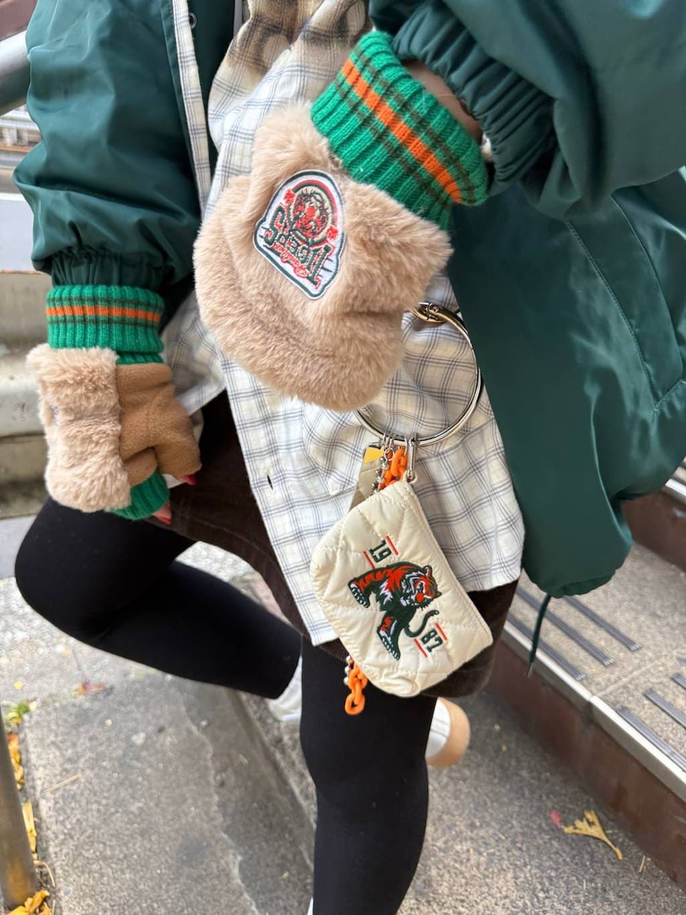 ブラウン系のスカート、ブラウン系のニットキャップ/ビーニーを着用したレディースの冬コーディネートの7枚目の写真