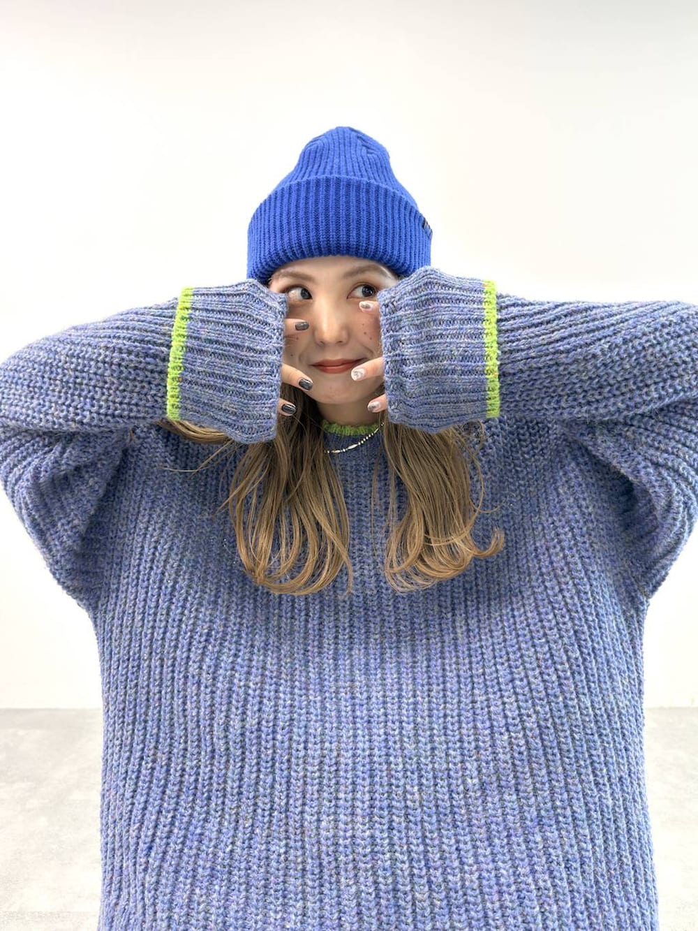 ブラック系のその他パンツ、ブルー系のニット/セーターを着用したレディースの秋コーディネートの6枚目の写真