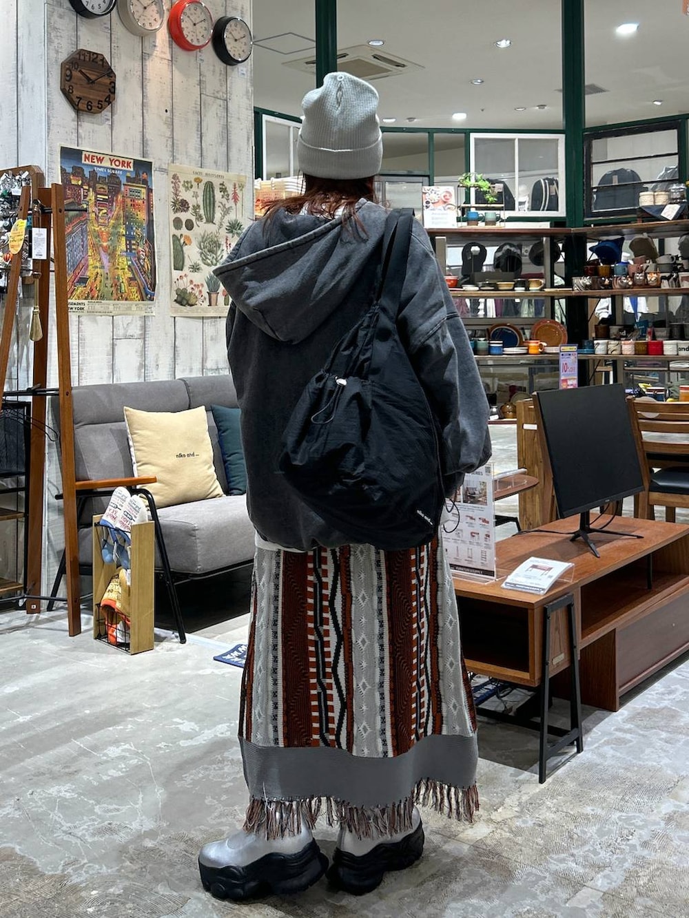 ホワイト系のTシャツ/カットソー、グレー系のブーツ、その他のパーカーを着用したレディースの秋コーディネートの2枚目の写真