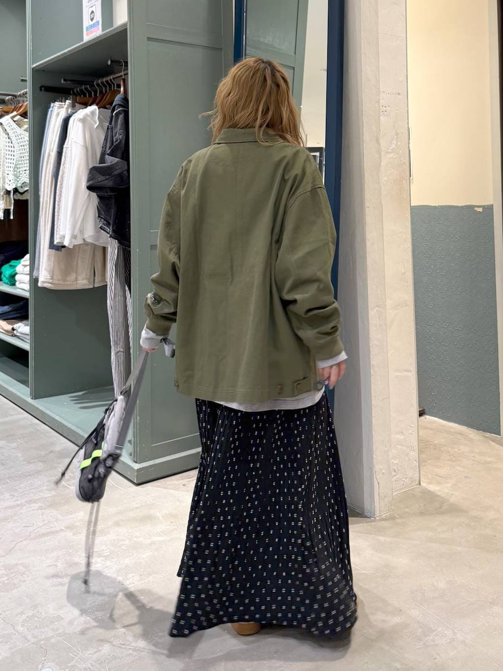 ブラック系のスカートを着用したレディースの冬コーディネートの4枚目の写真