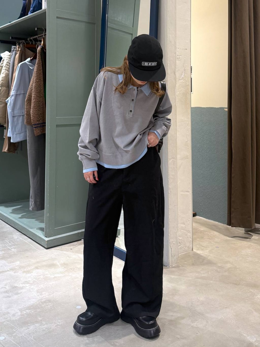 ブラック系のドレスシューズ、ブラック系のその他パンツ、ブラック系のボストンバッグを着用したレディースの冬コーディネートの3枚目の写真