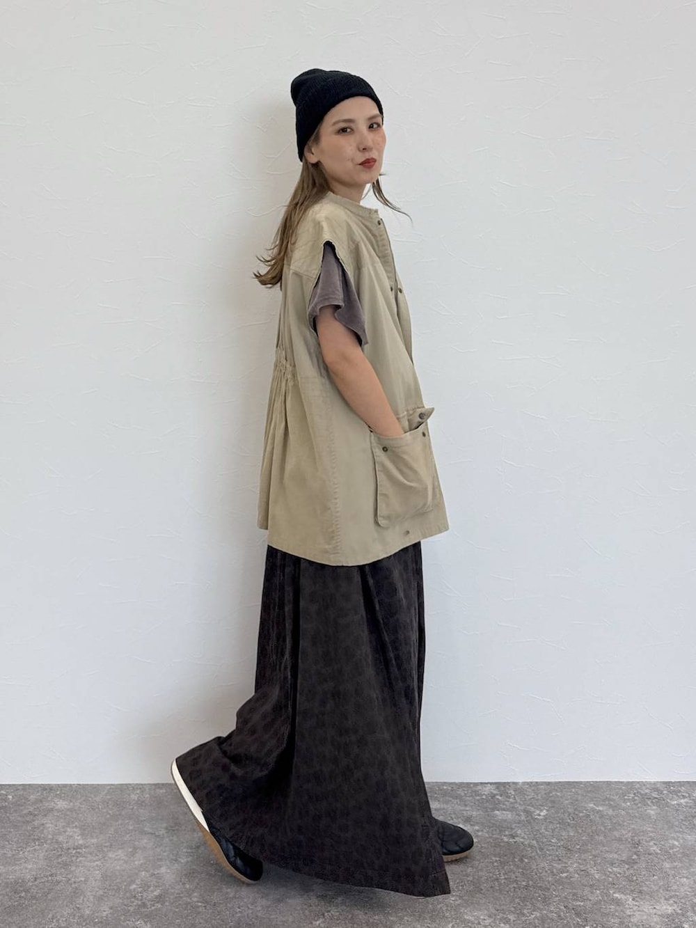 その他のスカート、ブラック系のスニーカー、ブラウン系のTシャツ/カットソーを着用したレディースの夏コーディネートの2枚目の写真