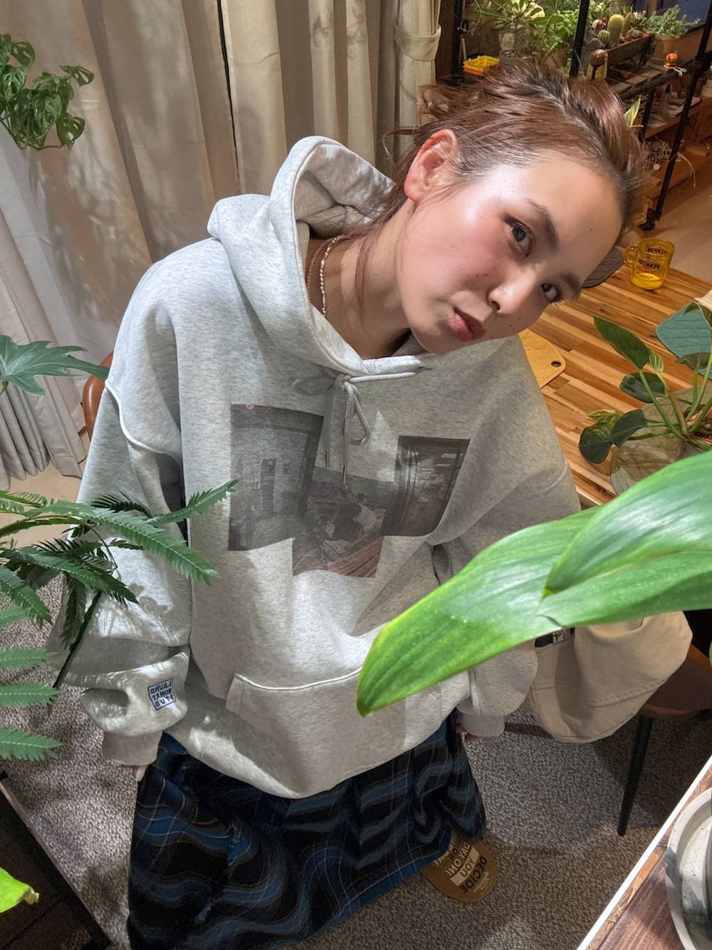 ブラック系のスカート、イエロー系のルームシューズ/スリッパを着用したレディースの冬コーディネートの3枚目の写真