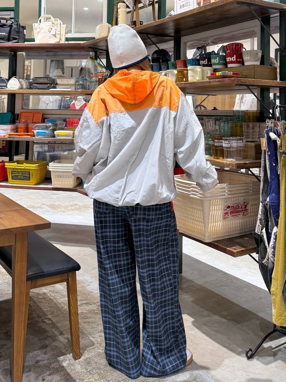 ブルー系のその他パンツ、グレー系のニットキャップ/ビーニーを着用したレディースの春コーディネートの3枚目の写真