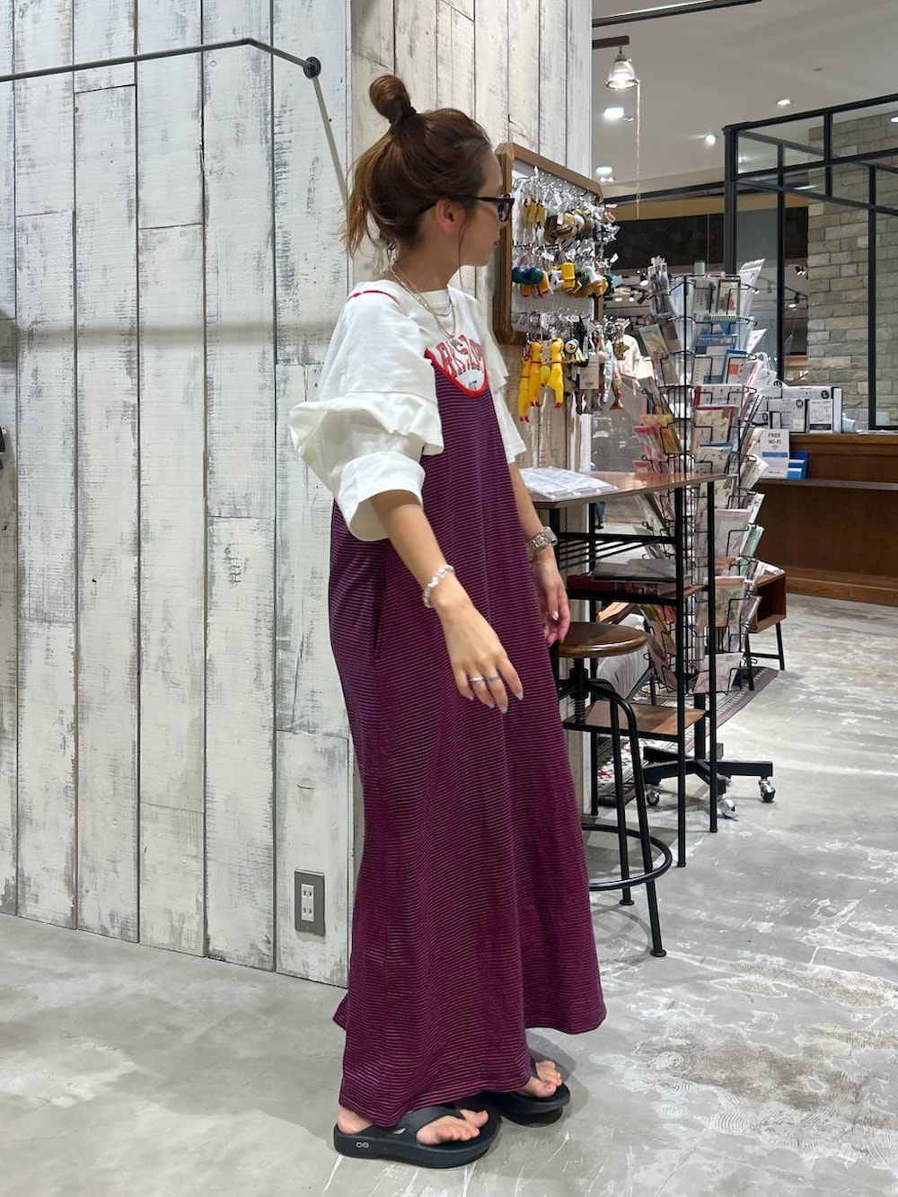 ブラック系のサンダル、ホワイト系のTシャツ/カットソーを着用したレディースの夏コーディネートの3枚目の写真