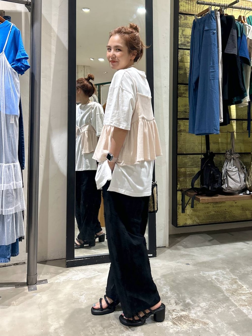 ブラック系のショルダーバッグ、ブラック系のサンダル、ブラック系のその他パンツを着用したレディースの春コーディネートの2枚目の写真