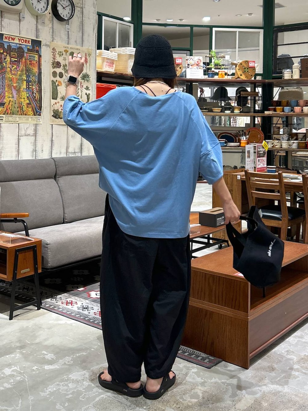 ブラック系のその他パンツ、ブラック系のトートバッグ、ブラック系のサンダルを着用したレディースの夏コーディネートの5枚目の写真