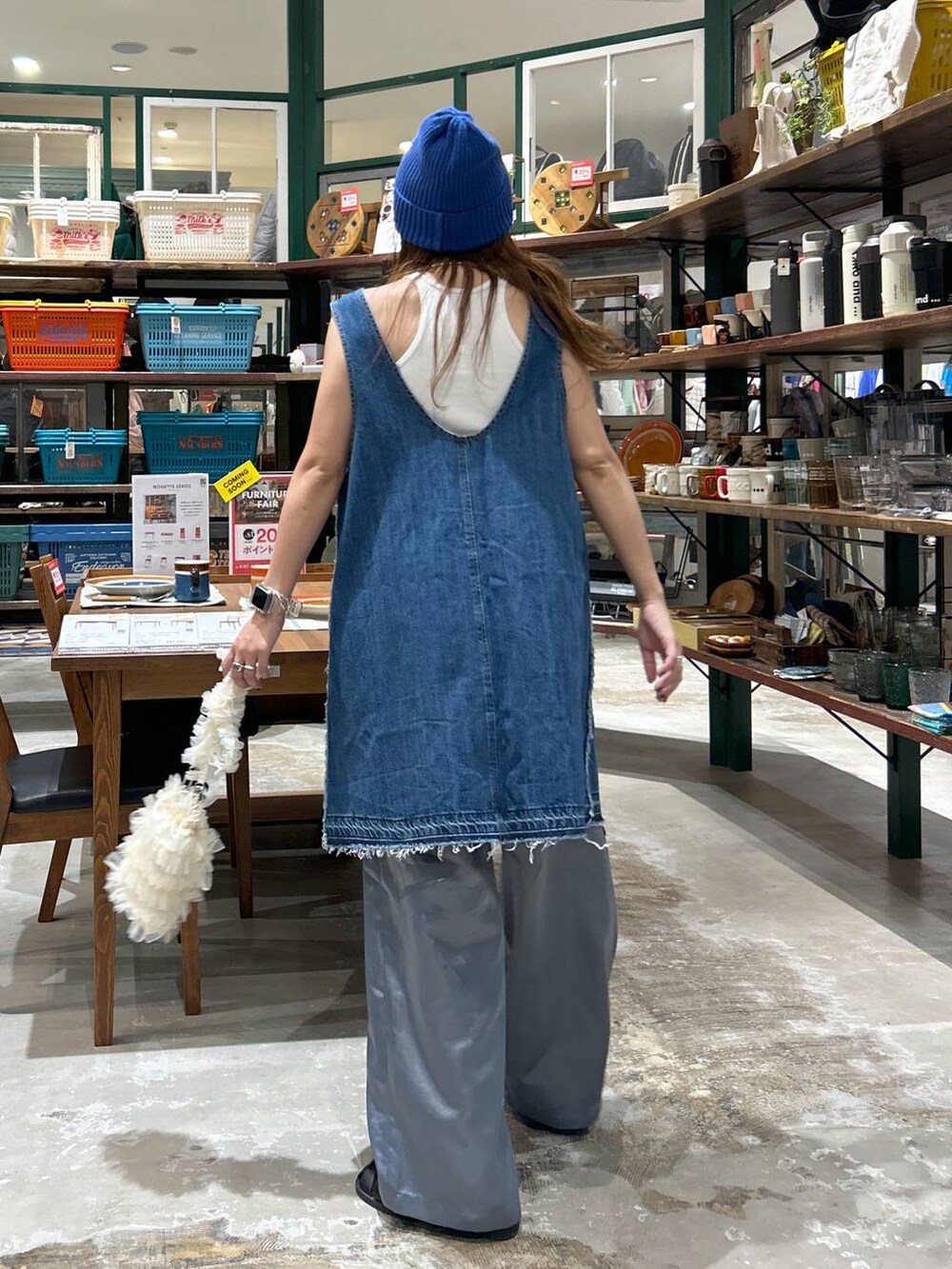 ベージュ系のショルダーバッグ、ブルー系のドレス、ホワイト系のタンクトップを着用したレディースの夏コーディネートの4枚目の写真