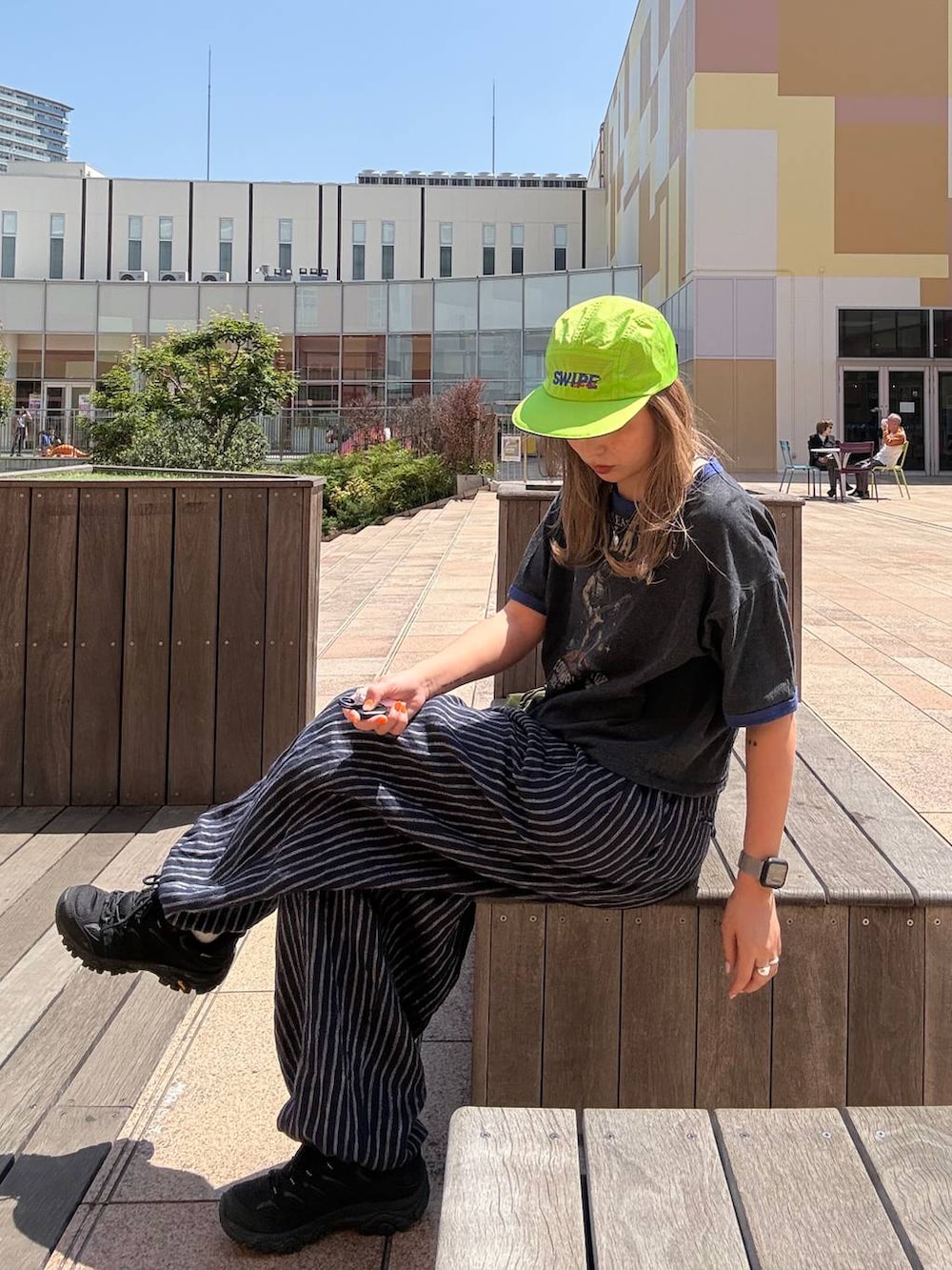 ブルー系のその他パンツ、グレー系のTシャツ/カットソー、グリーン系のキャップを着用したレディースの春コーディネートの5枚目の写真