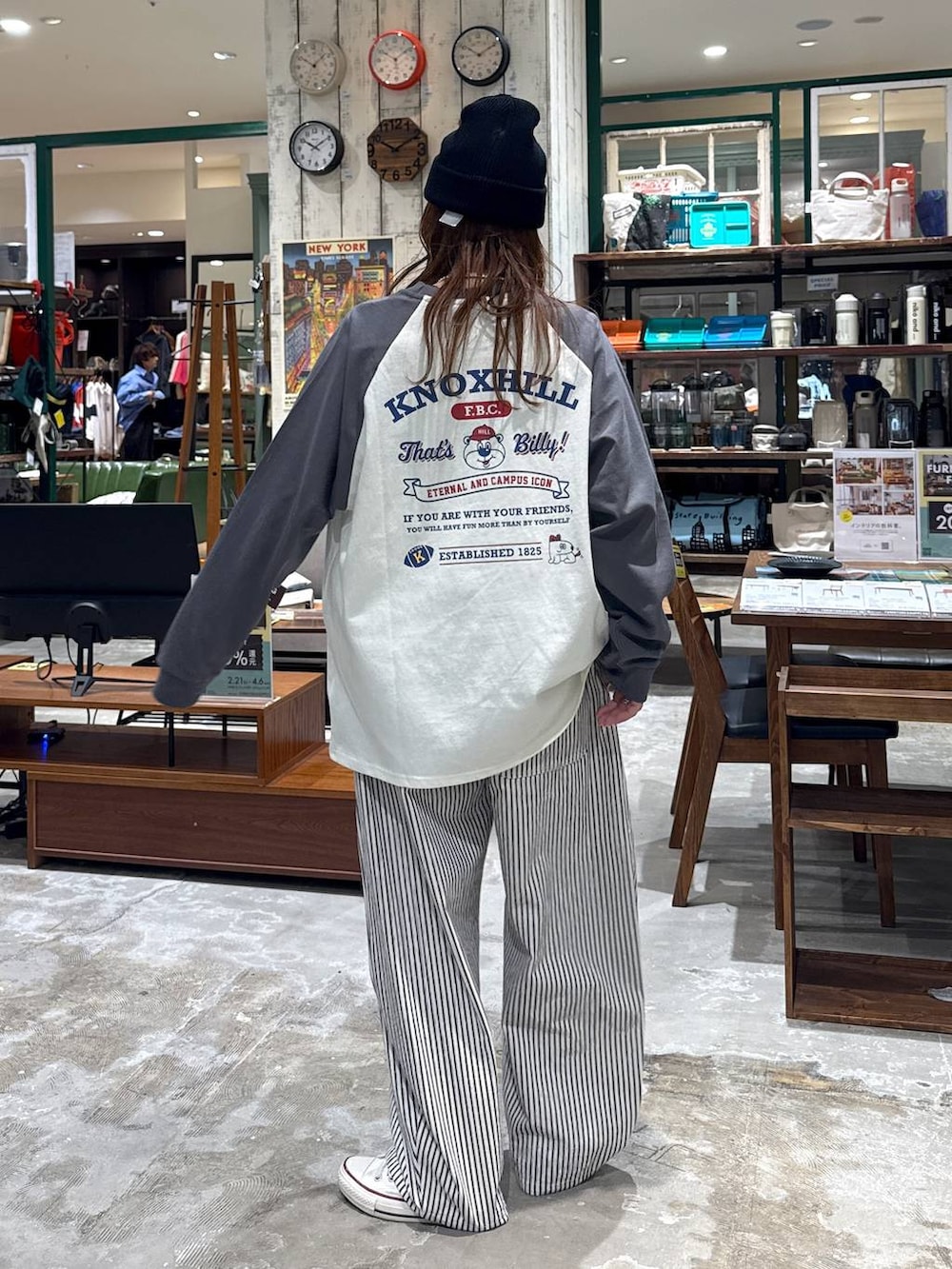 その他のTシャツ/カットソー、ブラック系のニットキャップ/ビーニーを着用したレディースの冬コーディネートの2枚目の写真