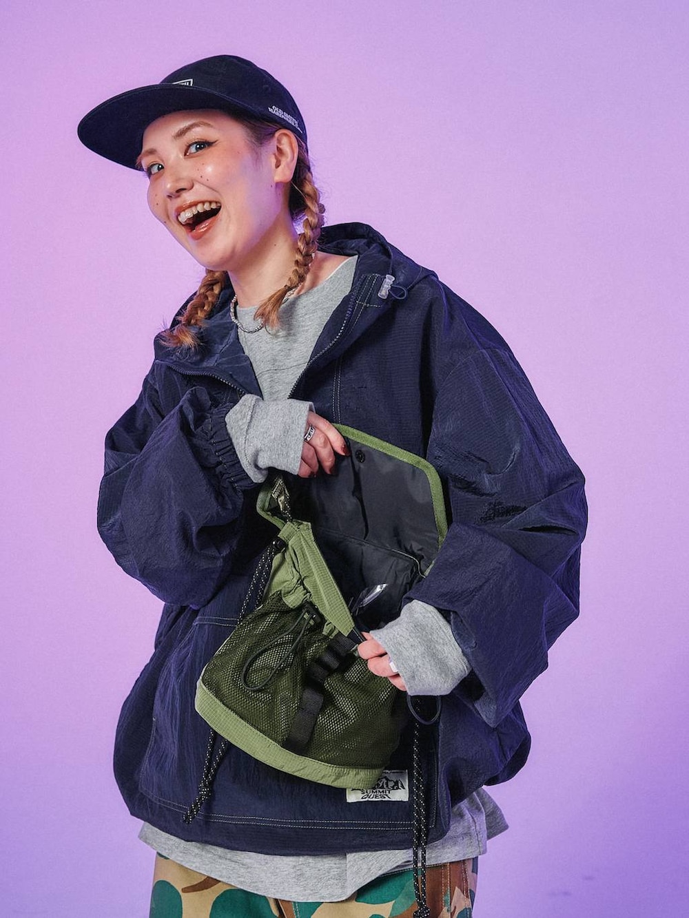 ブラック系のキャップを着用したレディースの冬コーディネートの3枚目の写真