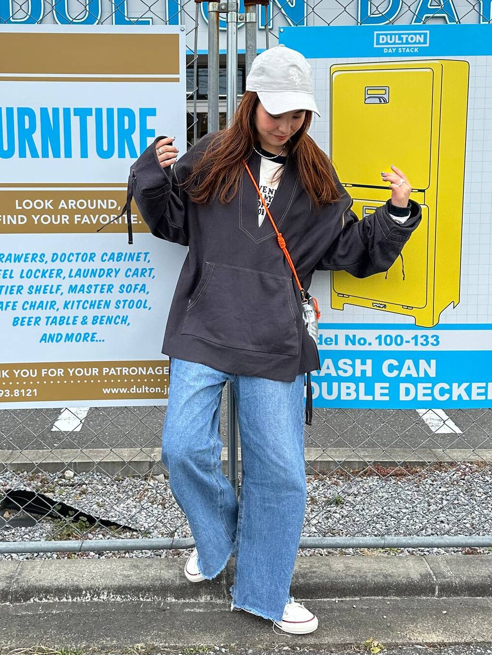 ホワイト系のTシャツ/カットソー、グレー系のショルダーバッグを着用したレディースの冬コーディネートの3枚目の写真