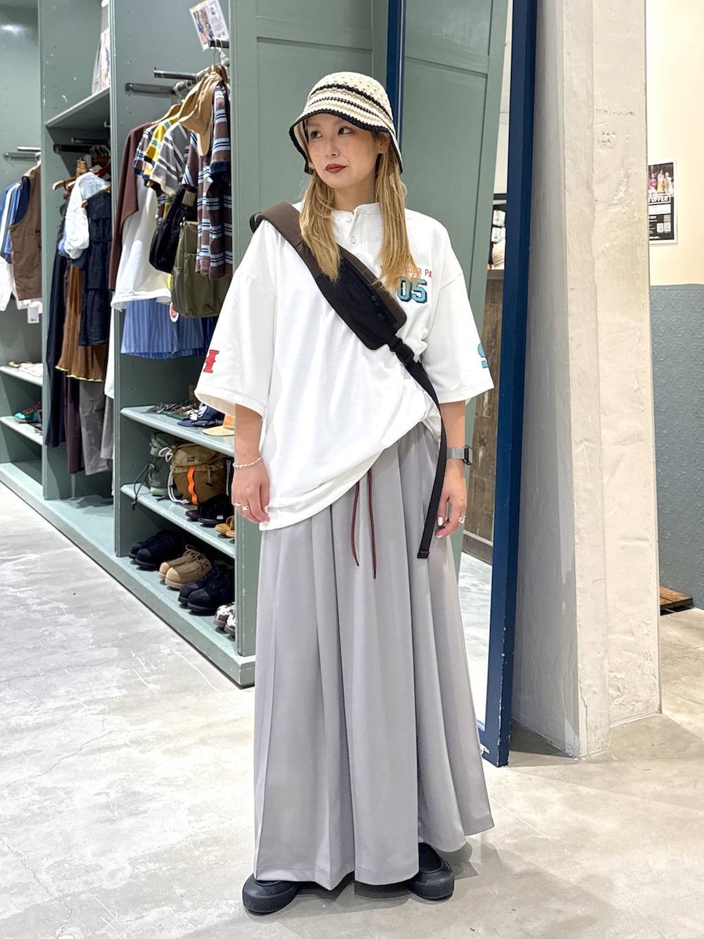 ホワイト系のTシャツ/カットソーを着用したレディースの夏コーディネートの2枚目の写真