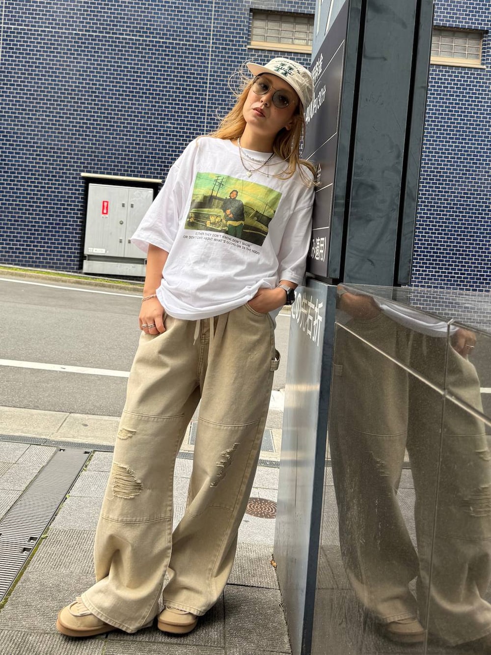 ベージュ系のモカシン/デッキシューズ、ホワイト系のTシャツ/カットソー、ベージュ系のデニムパンツを着用したレディースの夏コーディネートの4枚目の写真