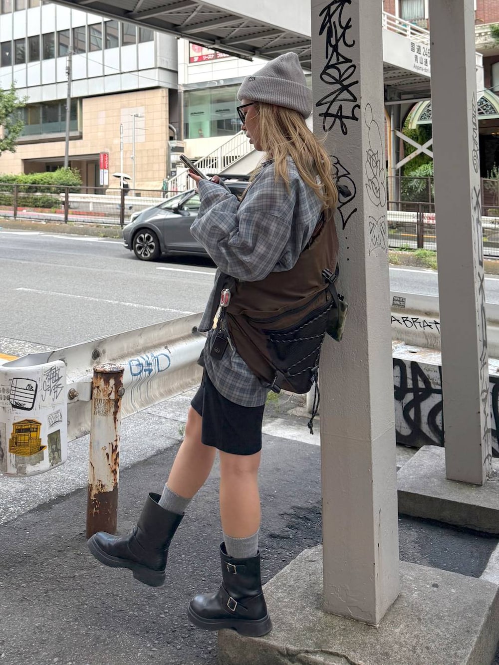 ブラック系のブーツ、ブラック系のその他パンツ、ブルー系のシャツ/ブラウスを着用したレディースの夏コーディネートの5枚目の写真