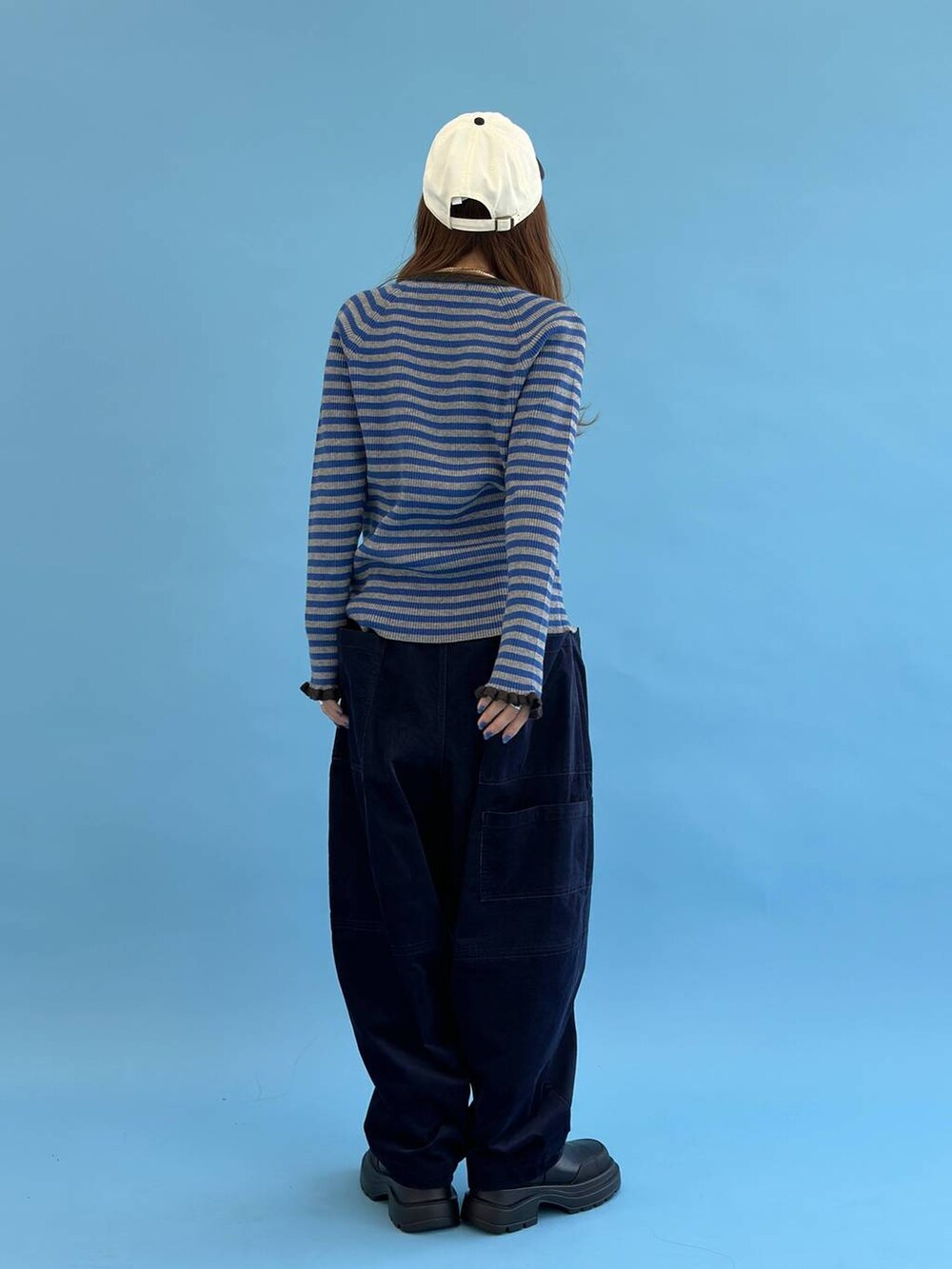 ブルー系のその他パンツ、ブルー系のニット/セーター、イエロー系のベルトを着用したレディースの秋コーディネートの3枚目の写真