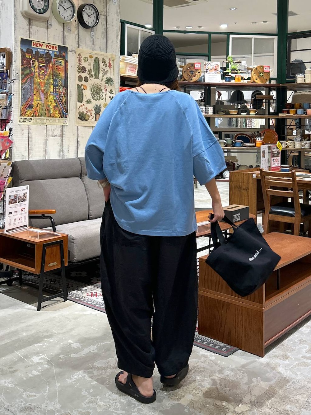 ブラック系のその他パンツ、ブラック系のトートバッグ、ブラック系のサンダルを着用したレディースの夏コーディネートの4枚目の写真