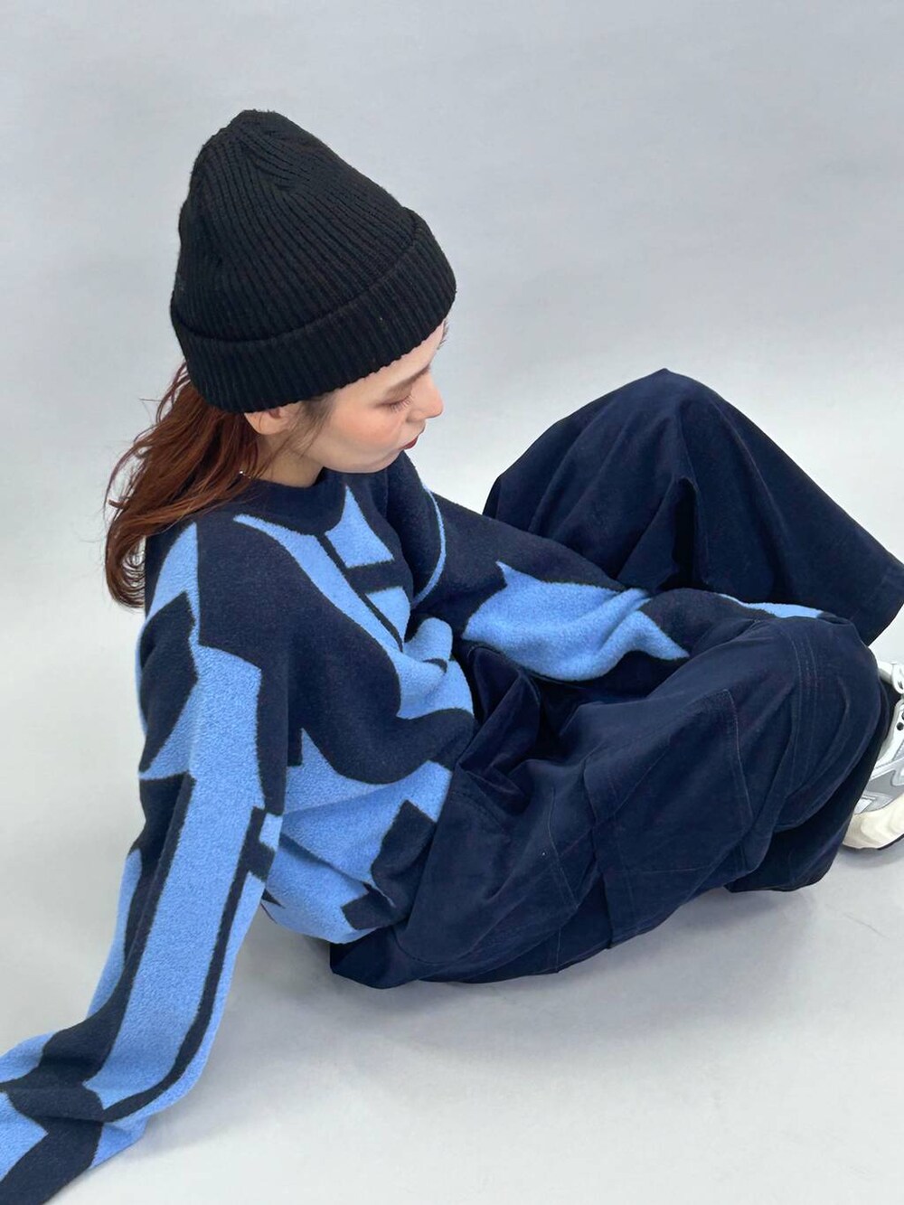 グレー系のスニーカー、ブルー系のその他パンツ、ブラック系のその他パンツを着用したレディースの秋コーディネートの3枚目の写真