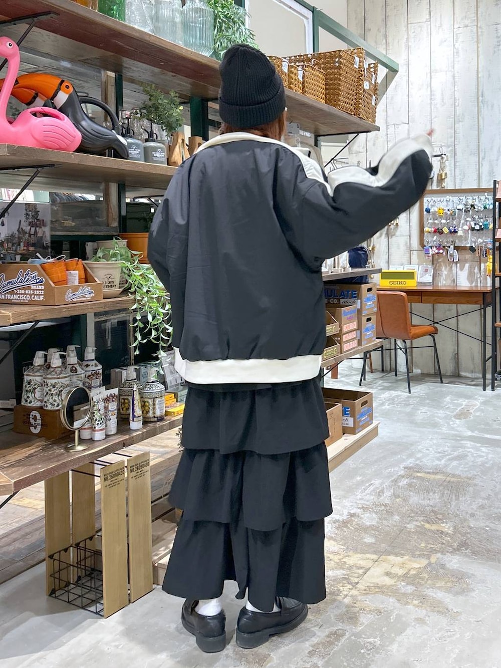 ブラック系のローファー、グレー系のニット/セーター、ブラック系のジャージを着用したレディースの冬コーディネートの4枚目の写真