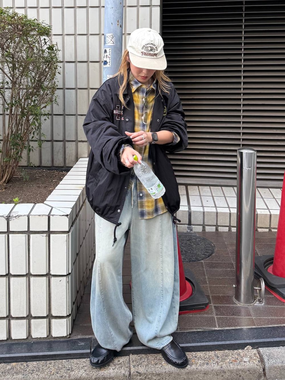 ブルー系のデニムパンツを着用したレディースの夏コーディネートの4枚目の写真