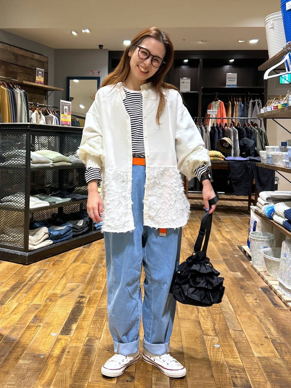 ブルー系のその他パンツ、ベージュ系のシャツ/ブラウス、オレンジ系のベルトを着用したレディースの冬コーディネートの2枚目の写真