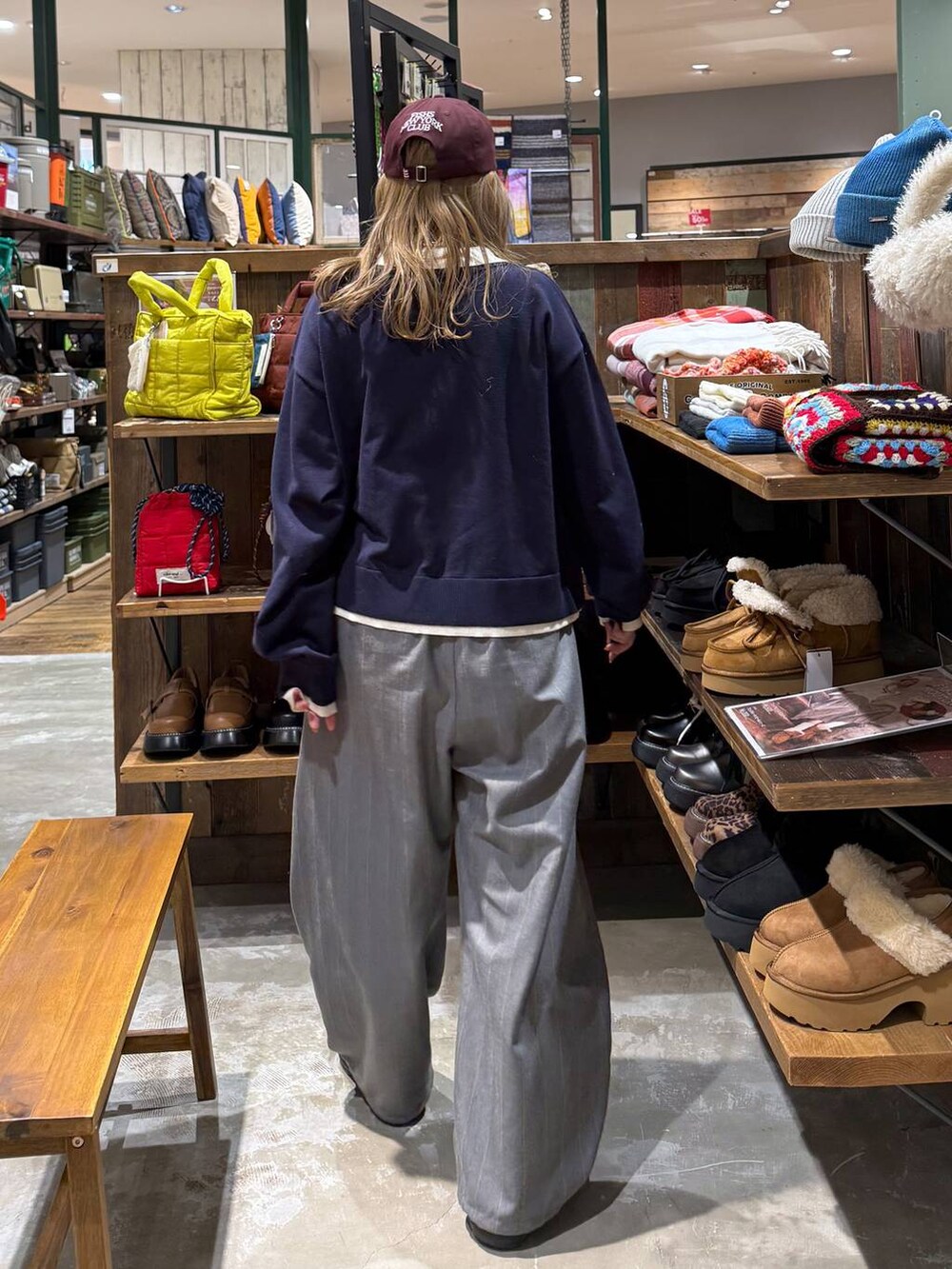 レッド系のキャップを着用したレディースの冬コーディネートの5枚目の写真