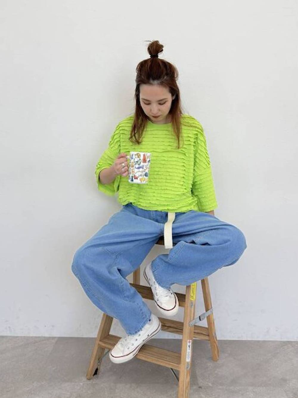 ブルー系のその他パンツ、その他の食器を着用したレディースの春コーディネートの5枚目の写真