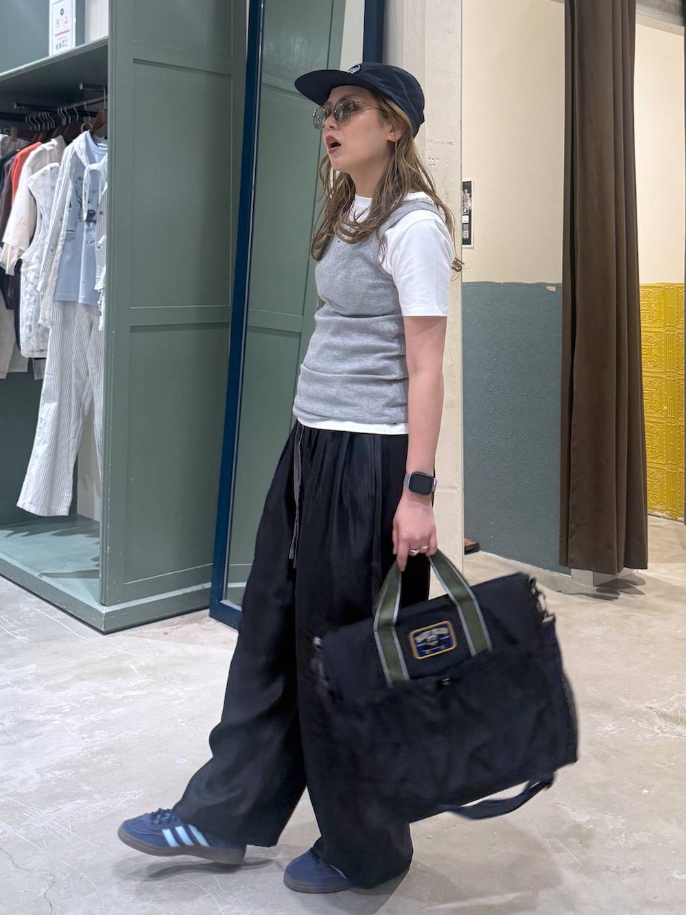 ホワイト系のTシャツ/カットソー、グレー系のタンクトップを着用したレディースの春コーディネートの3枚目の写真