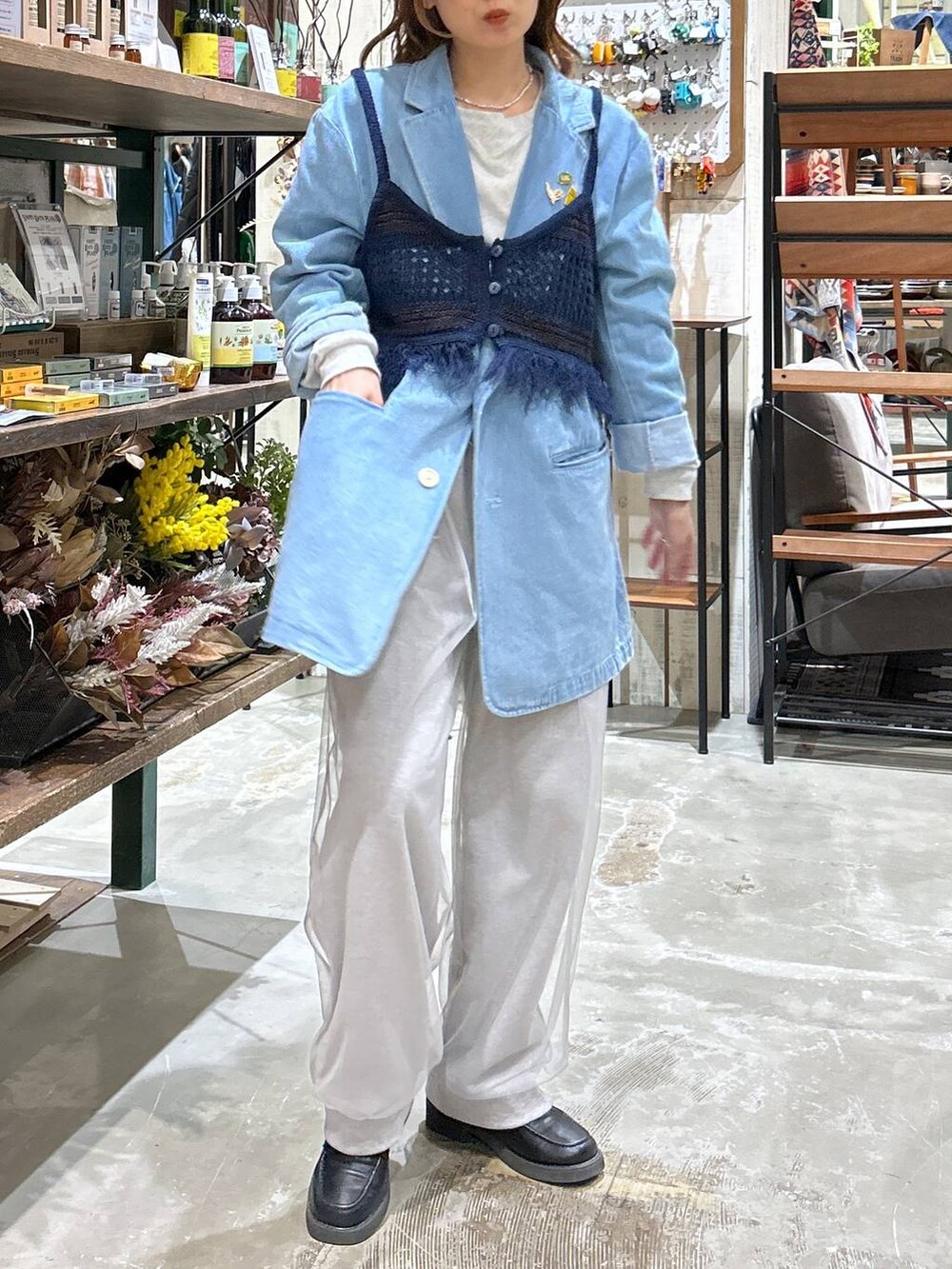 ブルー系のテーラードジャケット、ブルー系のその他トップス、ブラック系のローファーを着用したレディースの春コーディネートの5枚目の写真