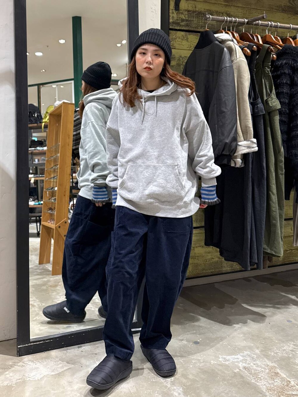 グレー系のパーカー、ブルー系のその他パンツ、ブルー系のニット/セーターを着用したレディースの冬コーディネートの2枚目の写真