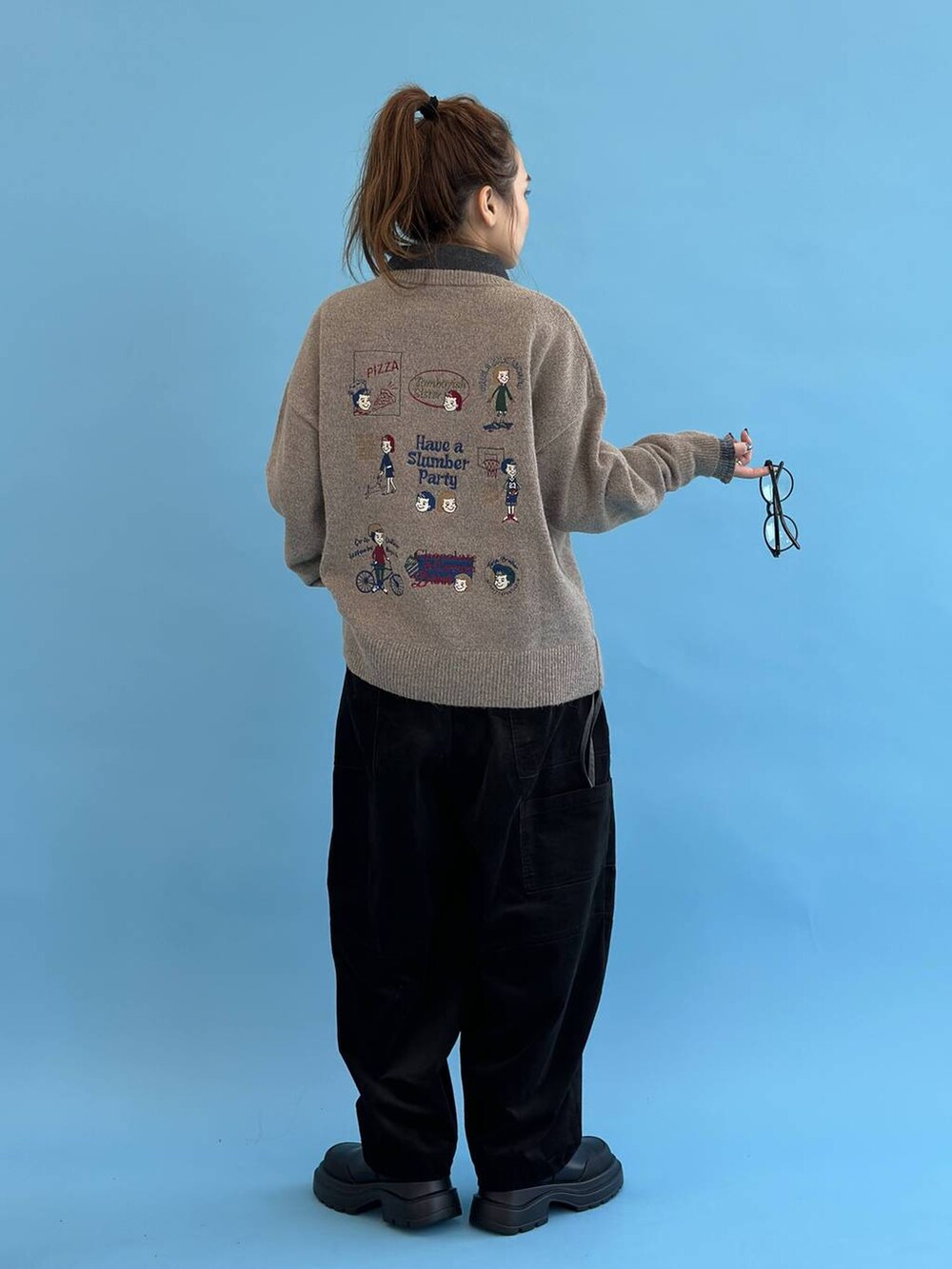 ブラック系のその他パンツ、ブラウン系のニット/セーター、グレー系のシャツ/ブラウスを着用したレディースの秋コーディネートの5枚目の写真