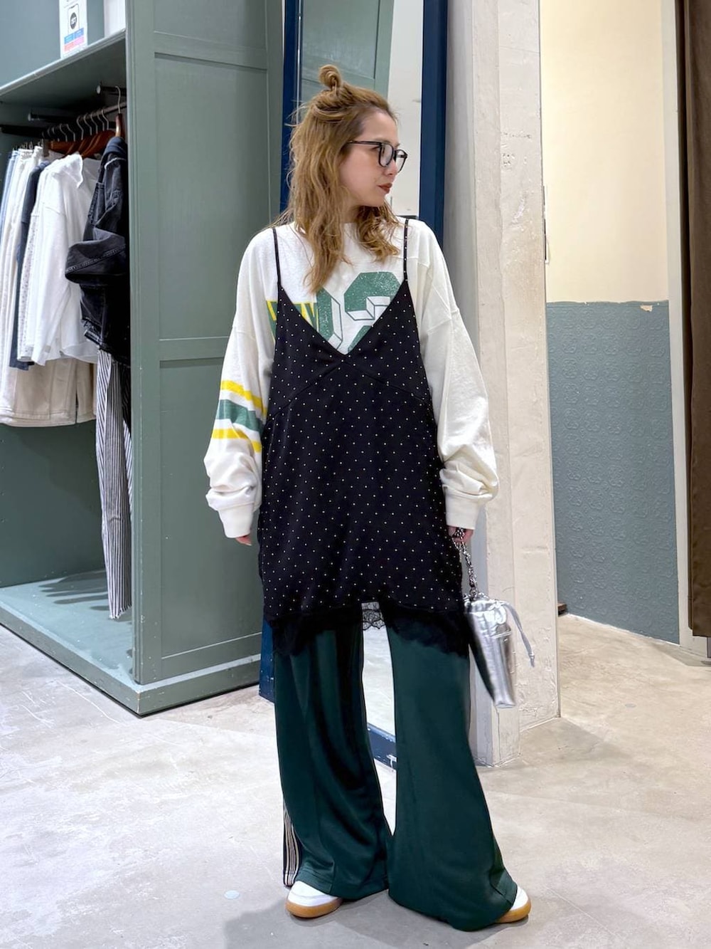 シルバー系のショルダーバッグ、グリーン系のその他パンツ、グレー系のチュニックを着用したレディースの冬コーディネートの2枚目の写真