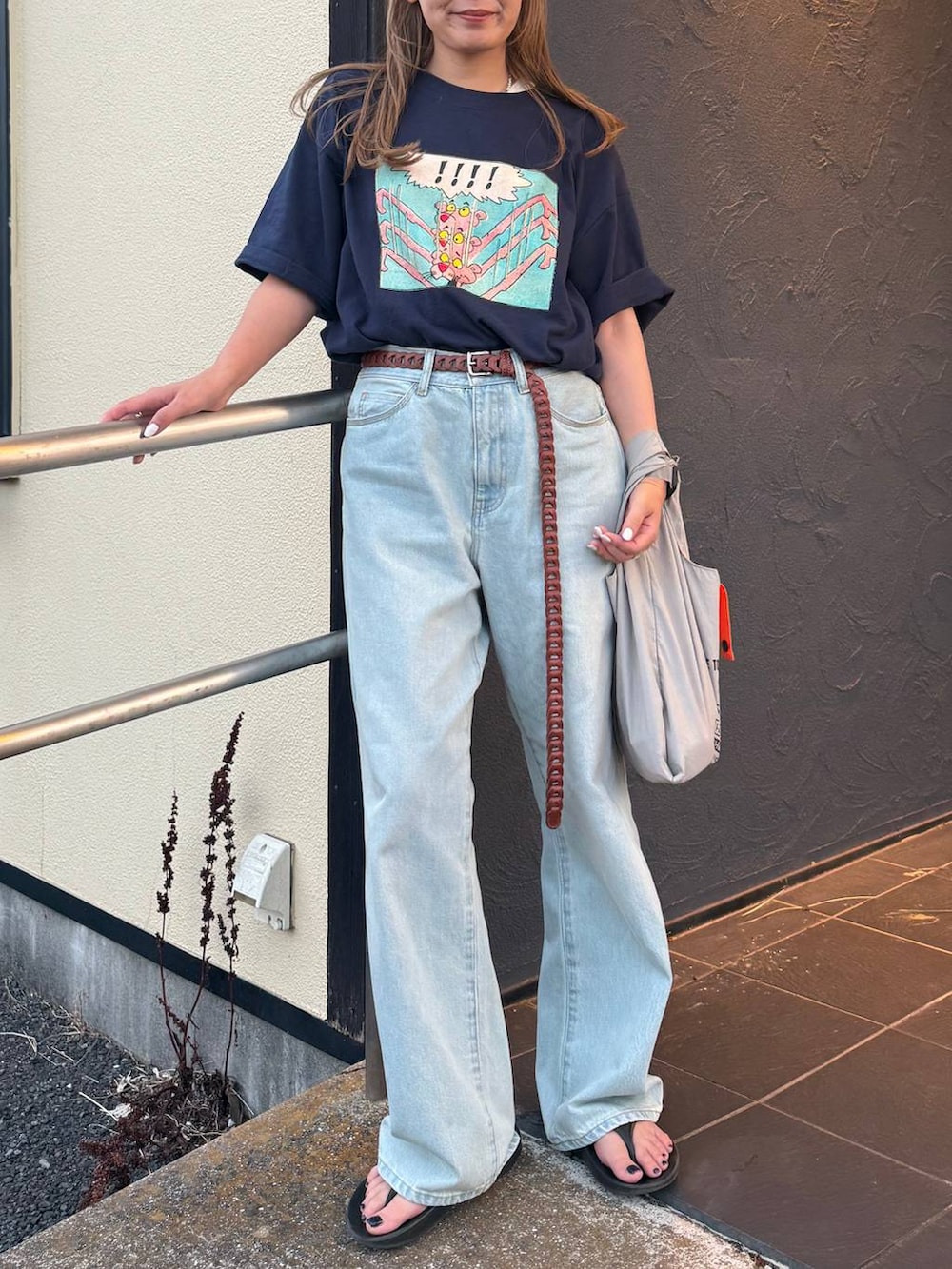 グレー系のエコバッグ/サブバッグ、ブルー系のデニムパンツ、ブルー系のTシャツ/カットソーを着用したレディースの夏コーディネートの2枚目の写真