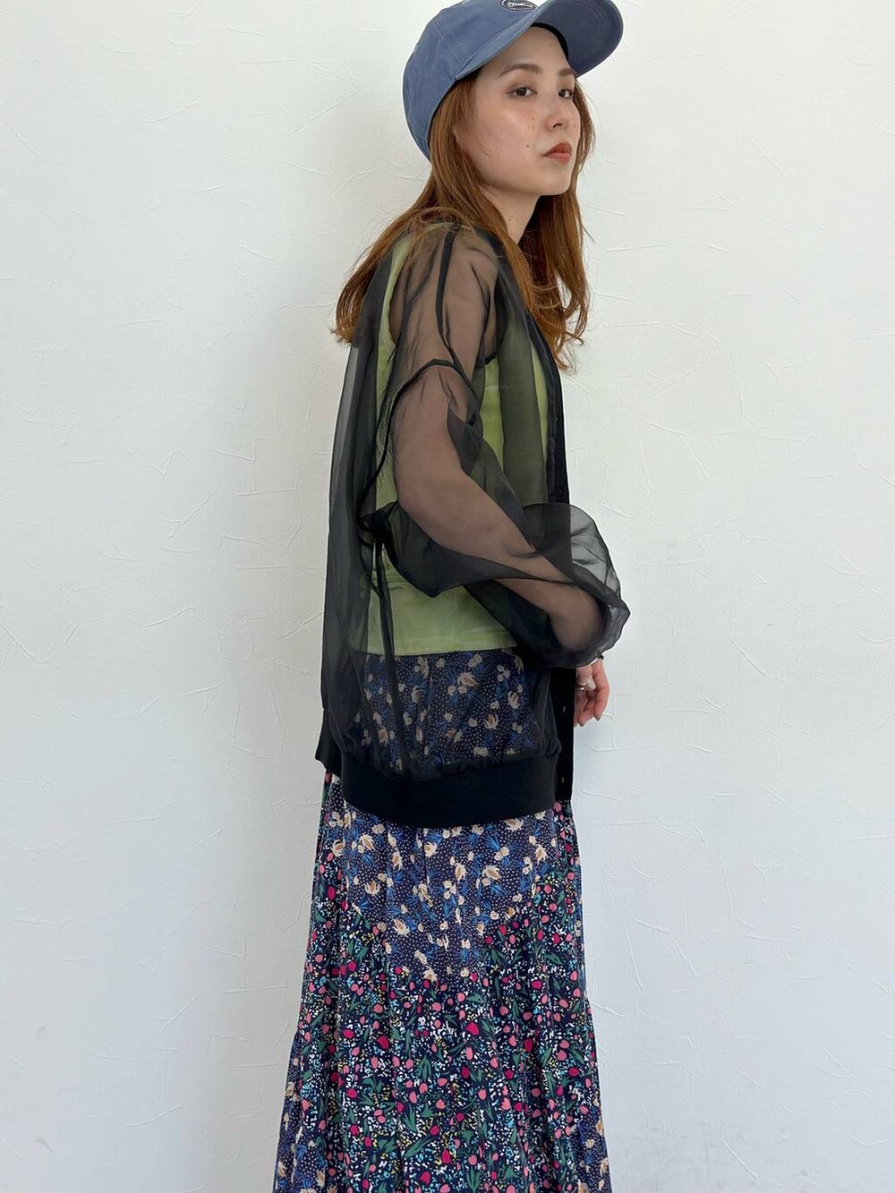 ブルー系のその他パンツ、ブルー系のキャップを着用したレディースの春コーディネートの7枚目の写真