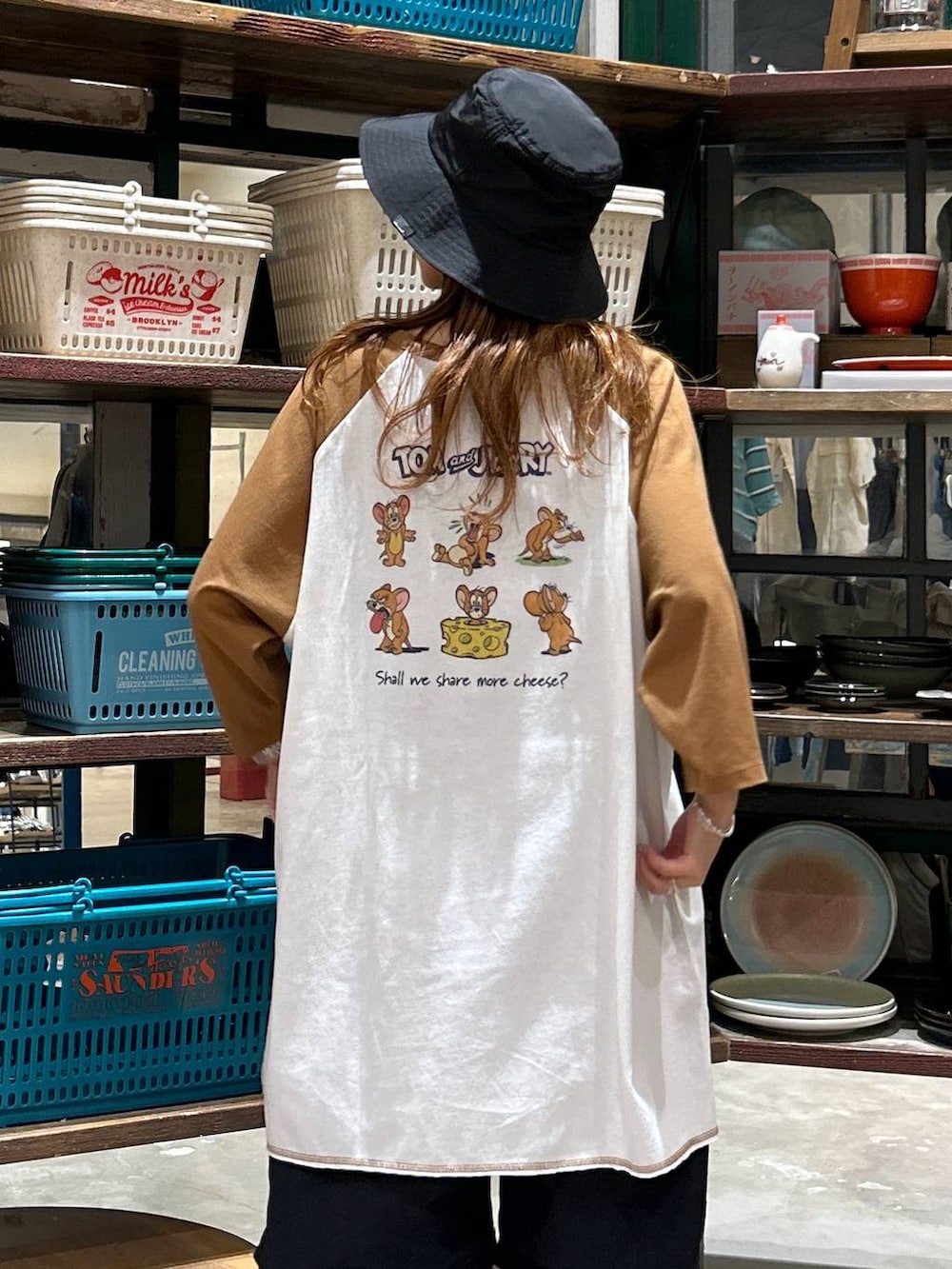 その他のサンダル、ブラック系のその他パンツ、ブラック系のハットを着用したレディースの夏コーディネートの4枚目の写真