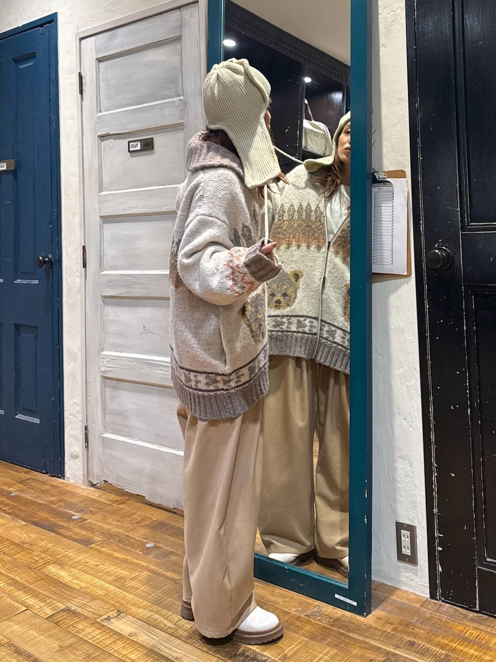 ホワイト系のTシャツ/カットソー、ホワイト系のブーツを着用したレディースの秋コーディネートの2枚目の写真