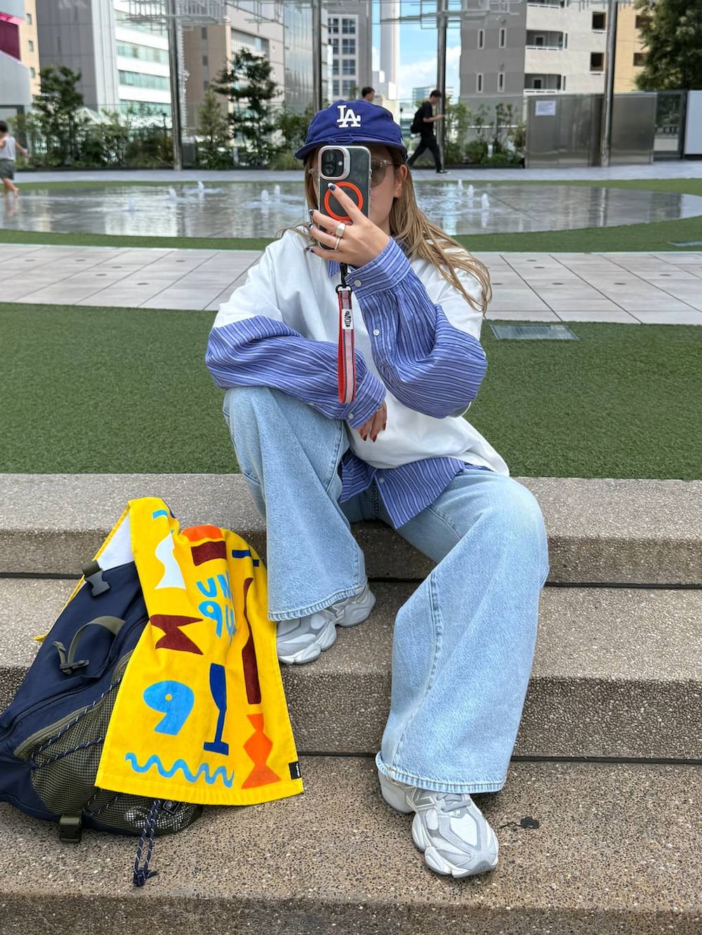 ブルー系のシャツ/ブラウス、ブルー系のデニムパンツを着用したレディースの夏コーディネートの5枚目の写真