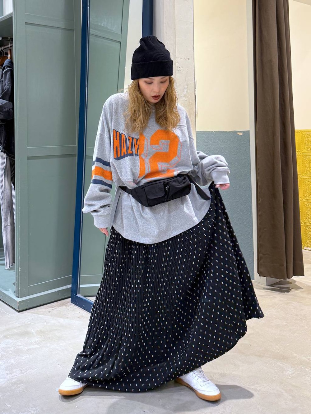 ブラック系のスカート、ブラック系のボディバッグ/ウエストポーチを着用したレディースの冬コーディネートの3枚目の写真