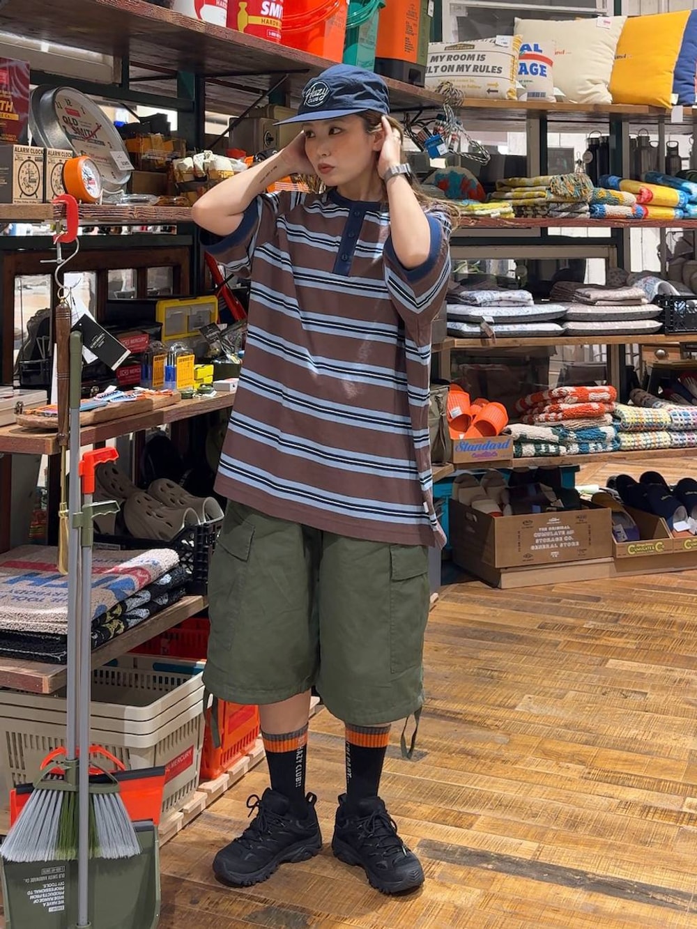 グリーン系のカーゴパンツを着用したレディースの春コーディネートの5枚目の写真
