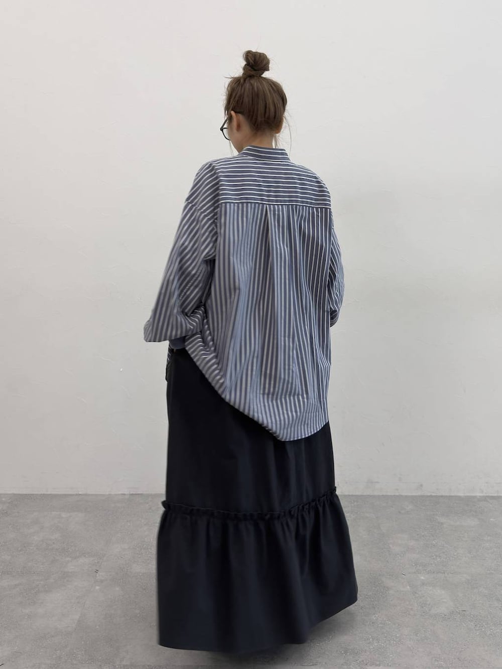 「カジュアル、ベーシック/シンプル、オーバーサイズ、ママコーデ、体型カバー、niko and ...」｜「niko and...の【MODE NORM CORE】2WAYカラービッグロングシャツ（シャツ/ブラウス、ブルー系）」を使った、tera38さん（レディース・155cm）の夏コーディネートの4枚目の写真