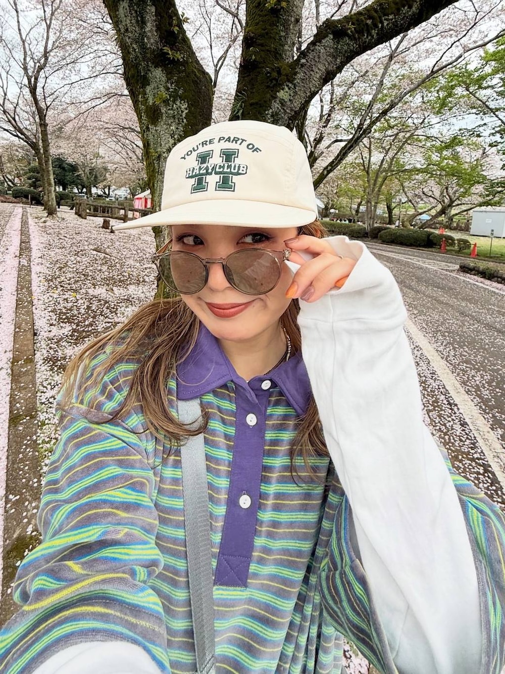 ブルー系のその他パンツ、ブルー系のTシャツ/カットソー、ベージュ系のワンピースを着用したレディースの春コーディネートの4枚目の写真