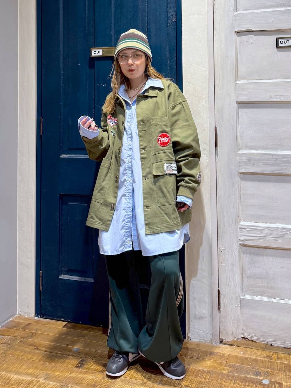 ブルー系のシャツ/ブラウス、グリーン系のその他パンツを着用したレディースの冬コーディネートの2枚目の写真