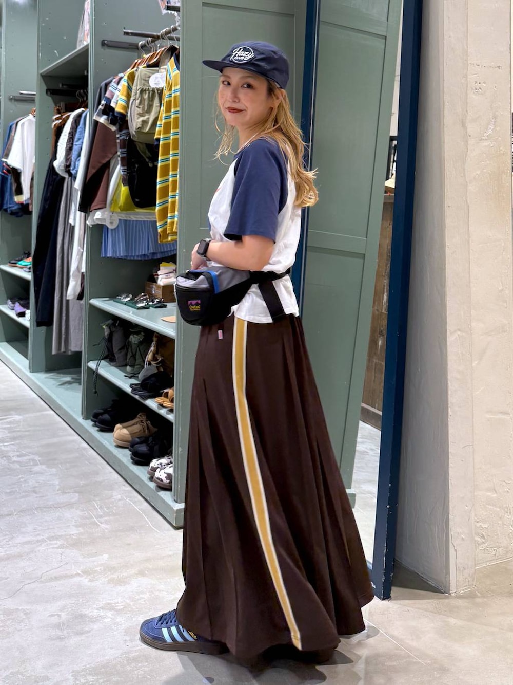 グレー系のボディバッグ/ウエストポーチ、ブルー系のTシャツ/カットソーを着用したレディースの夏コーディネートの3枚目の写真