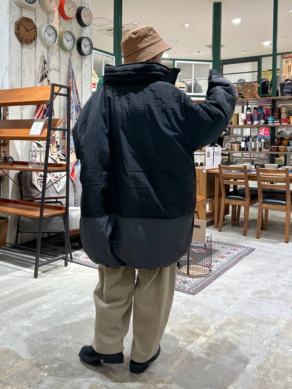 ブラック系のローファー、その他のブルゾン、イエロー系のその他パンツを着用したレディースの冬コーディネートの5枚目の写真