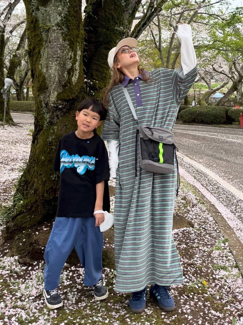 ブルー系のその他パンツ、ブルー系のTシャツ/カットソー、ベージュ系のワンピースを着用したレディースの春コーディネートの3枚目の写真