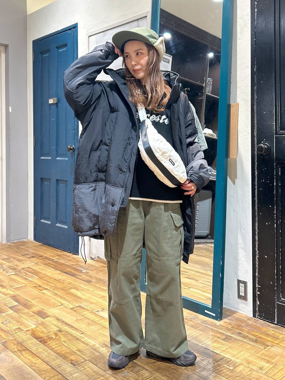 その他のブルゾン、ブラウン系のスニーカー、ベージュ系のショルダーバッグを着用したレディースの冬コーディネートの3枚目の写真