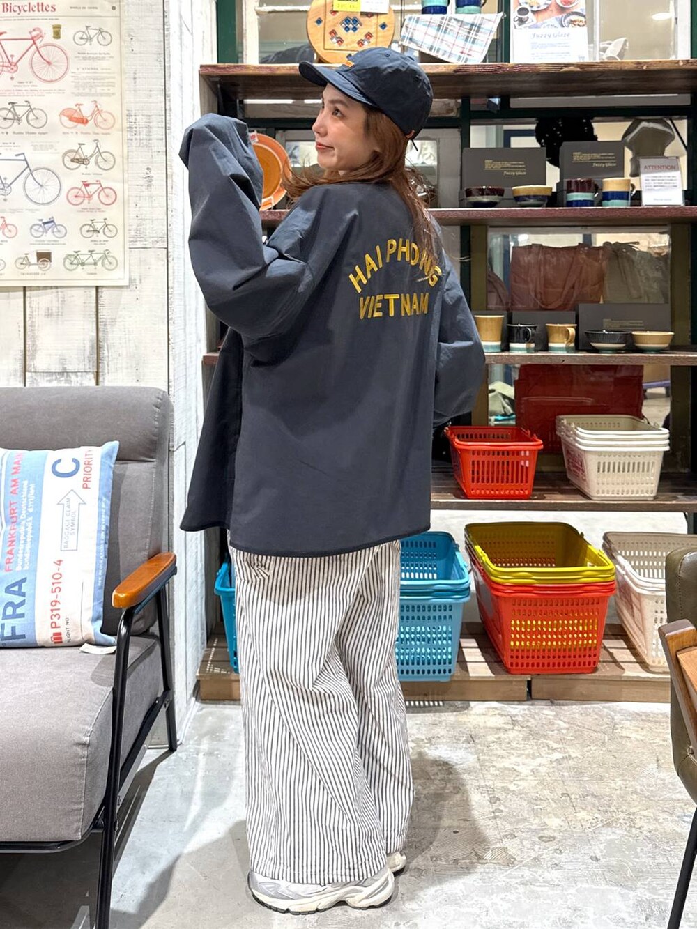 ブラック系のTシャツ/カットソー、グレー系のブルゾンを着用したレディースの冬コーディネートの4枚目の写真